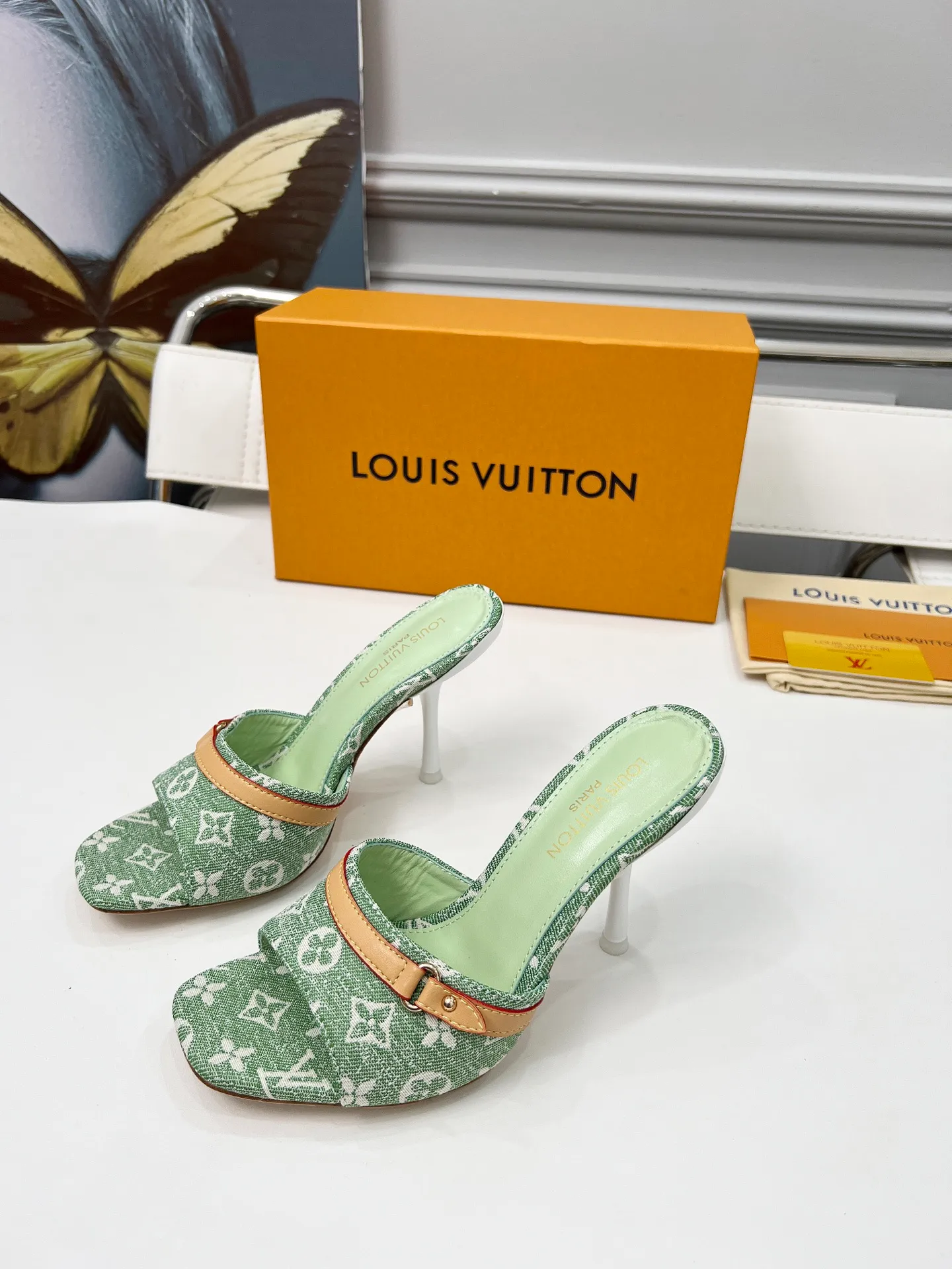 👟👟Ex-factory price 440👟👟 LV new denim kitten heel slippers 2025 summer must-have for goddesses, original replica, super comfortable on the feet. Show off the queen's temperament, the heel height is 9.5CM, which shows your temperament without being tiring. Leather outsole. Standard code: 35-42 (41 and 42 codes are customized, non-returnable and non-exchangeable)